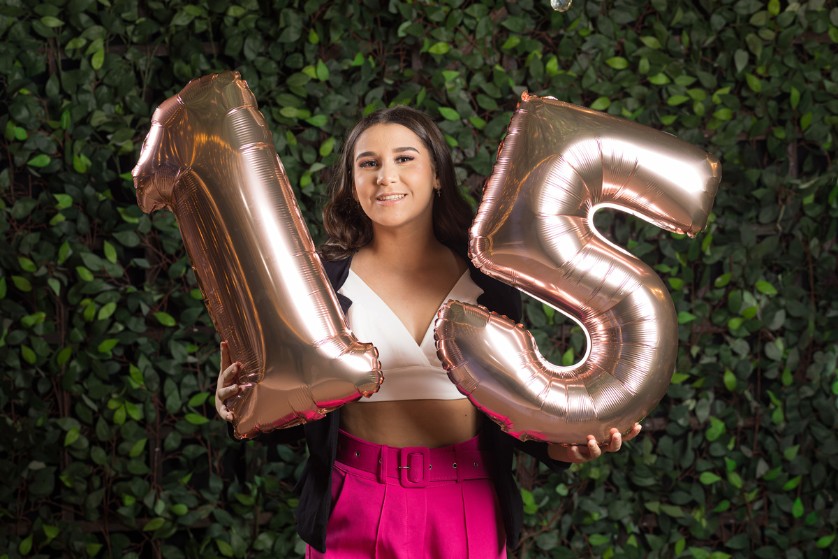 Fotografia de 15 anos da Gabriela no estúdio, destacando moda e sofisticação. Book de debutante em Guarapari cheio de personalidade.