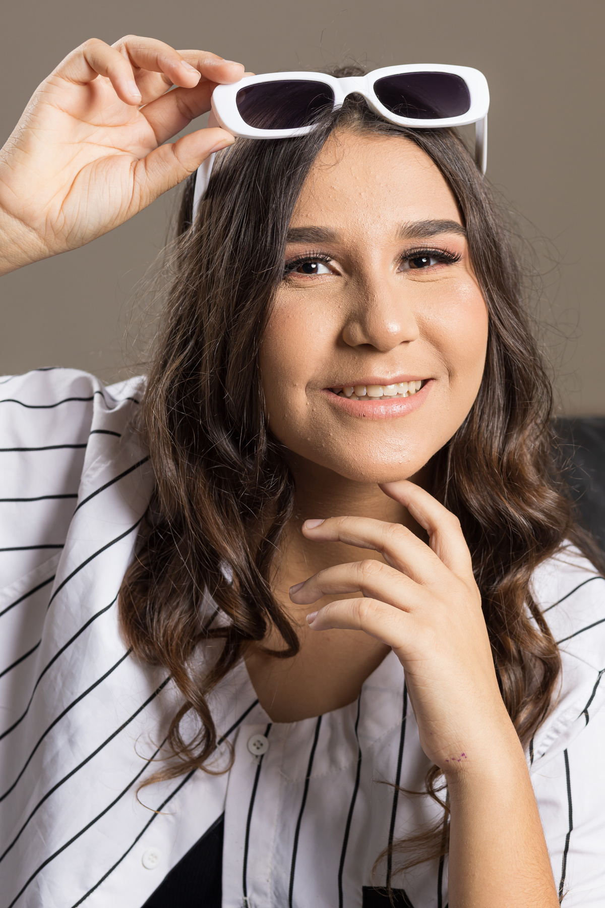 Ensaio de 15 anos da Gabriela com poses elegantes no estúdio. Fotógrafo de 15 anos em Guarapari que traduz naturalidade e beleza.