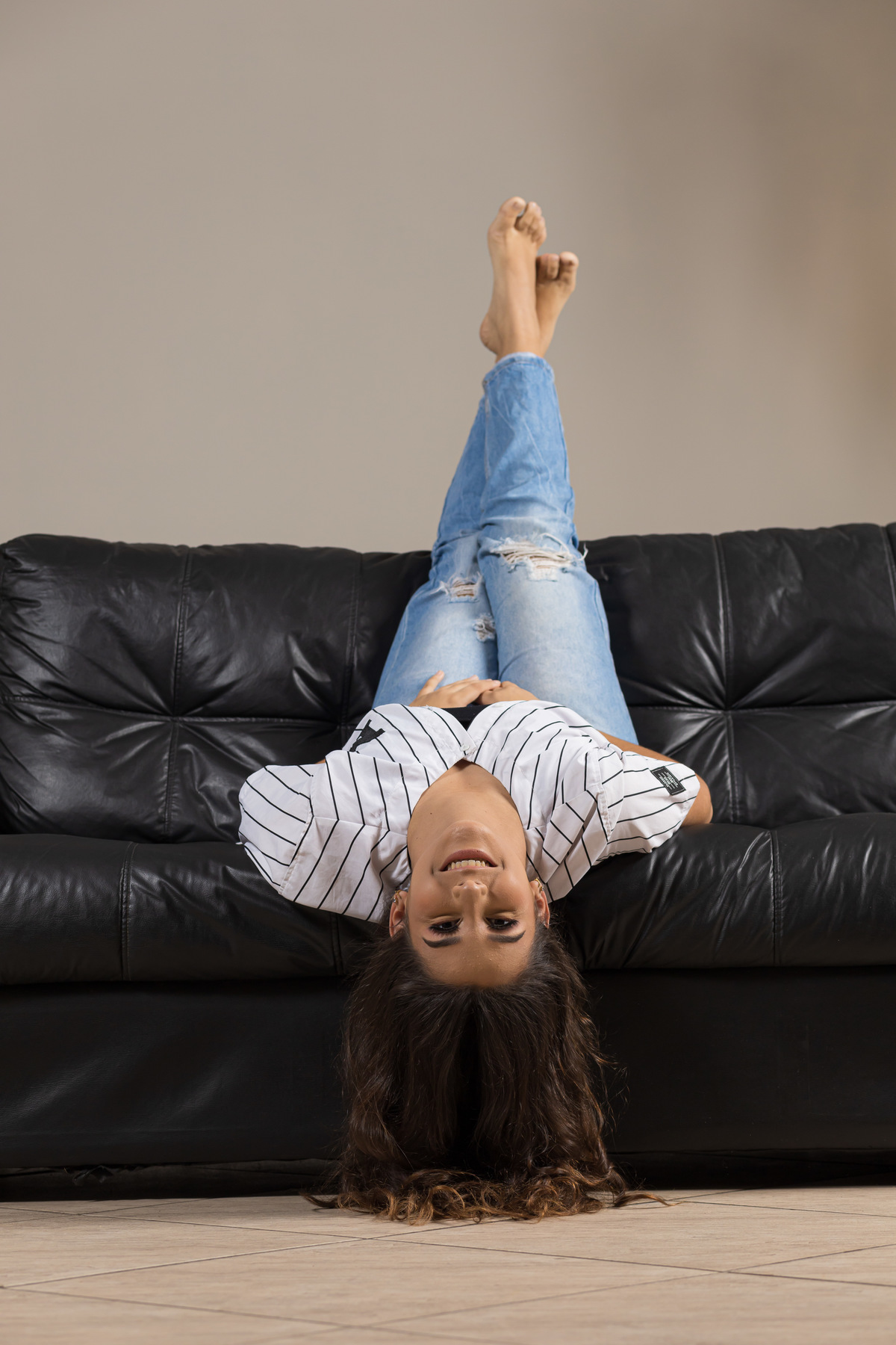 Fotografia de debutante da Gabriela no estúdio com um toque fashion. Ensaio de 15 anos em Guarapari com sofisticação e charme.