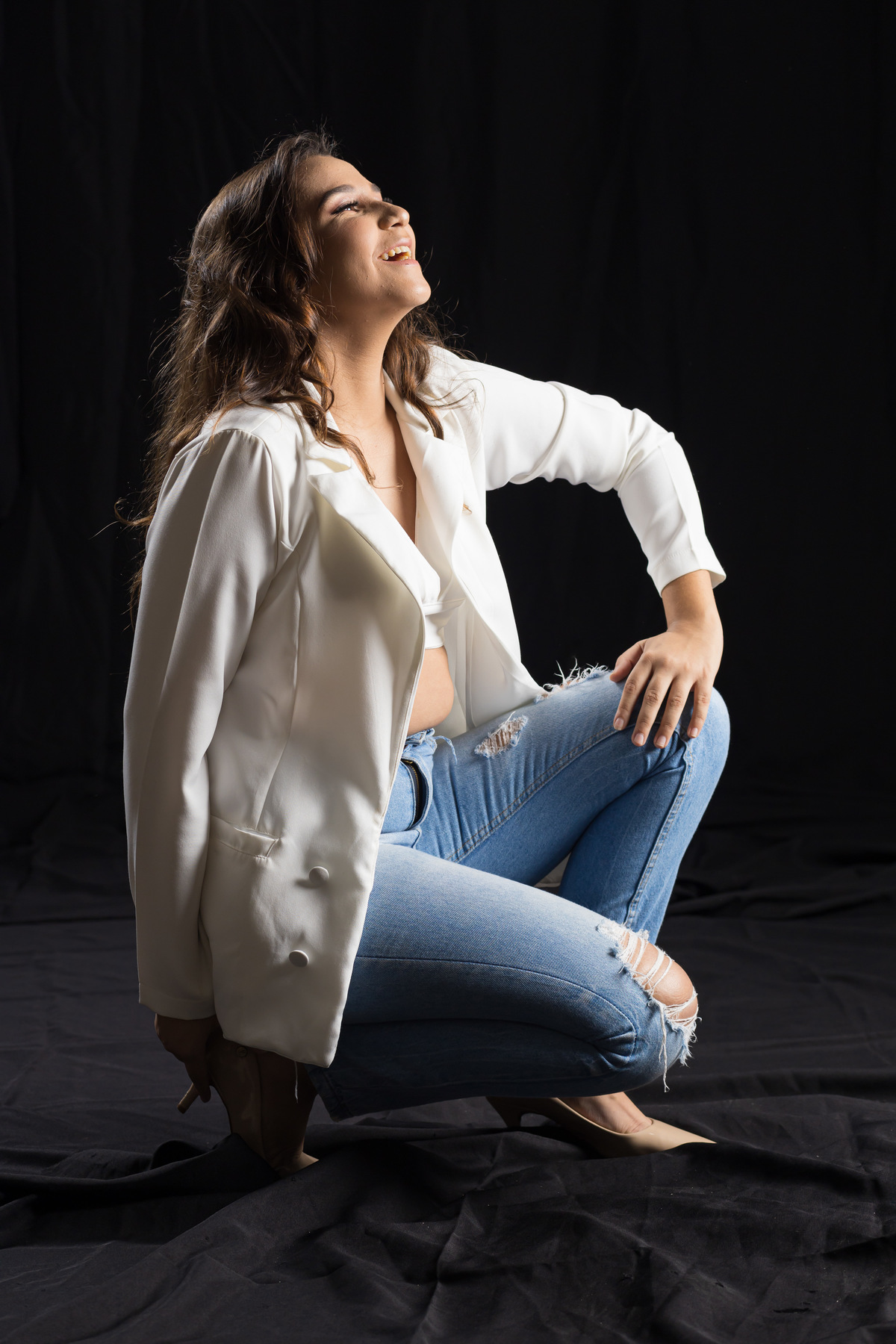 Book de 15 anos da Gabriela com looks modernos no estúdio. Fotografia de debutante em Guarapari cheia de estilo e autenticidade.