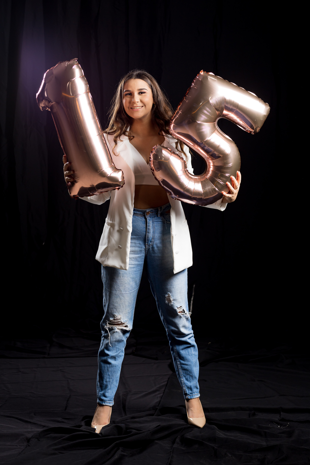 Ensaio de 15 anos da Gabriela no estúdio, com foco em moda e charme. Fotógrafo de 15 anos em Guarapari que captura cada sorriso.