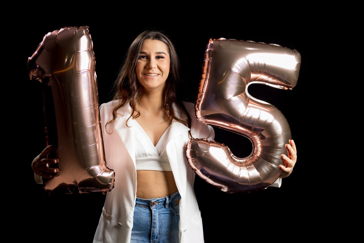 Fotografia de 15 anos da Gabriela no estúdio com um toque fashion. Book em Guarapari que combina estilo e naturalidade.