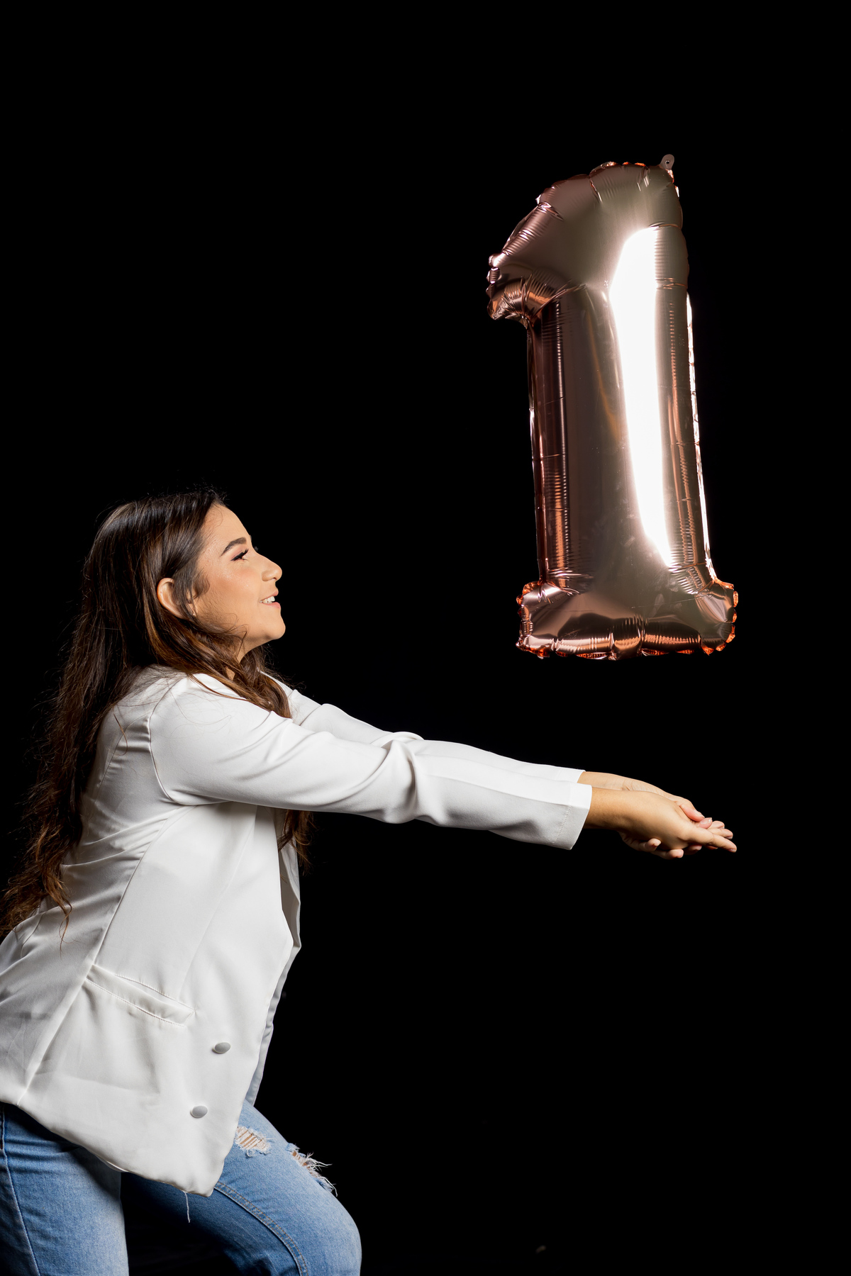 Ensaio de debutante no estúdio: Gabriela em um ambiente elegante. Fotografia de 15 anos em Guarapari com muita sofisticação.