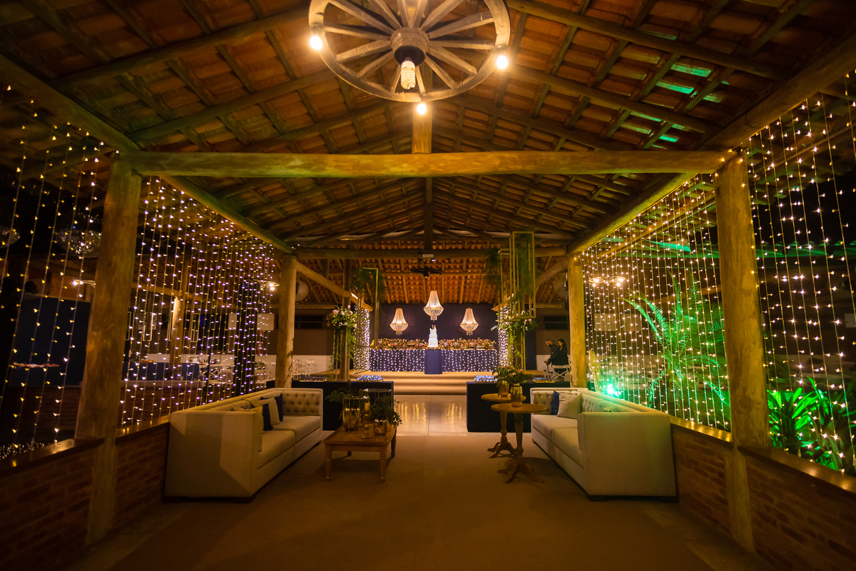 Fotografia de debutante em Guarapari com foco no vestido de 15 anos. Festa cheia de estilo no cerimonial Country Eventos com pista de dança animada. Bolo de debutante azul que encanta a todos.