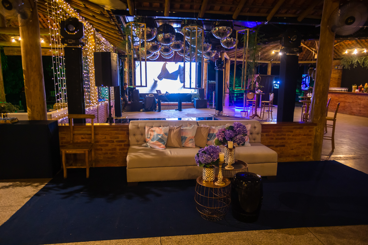 Festa de debutante no cerimonial Country Eventos com bolo azul e pista de dança vibrante. Fotografia de 15 anos em Guarapari que eterniza o encanto do vestido azul. Decoração impecável que surpreende.