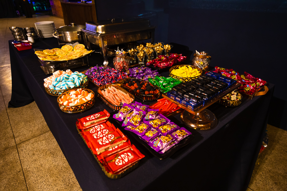 Ensaio fotográfico de debutante em Guarapari com cenários incríveis. Festa de 15 anos no cerimonial Country Eventos com pista de dança inesquecível. Bolo azul que completa a decoração com perfeição.