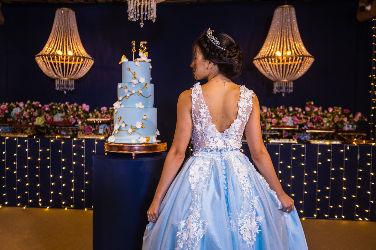 Fotografia de 15 anos em Guarapari que eterniza momentos inesquecíveis. Festa de debutante no cerimonial Country Eventos com pista de dança e bolo azul. Vestido de 15 anos com elegância e charme.