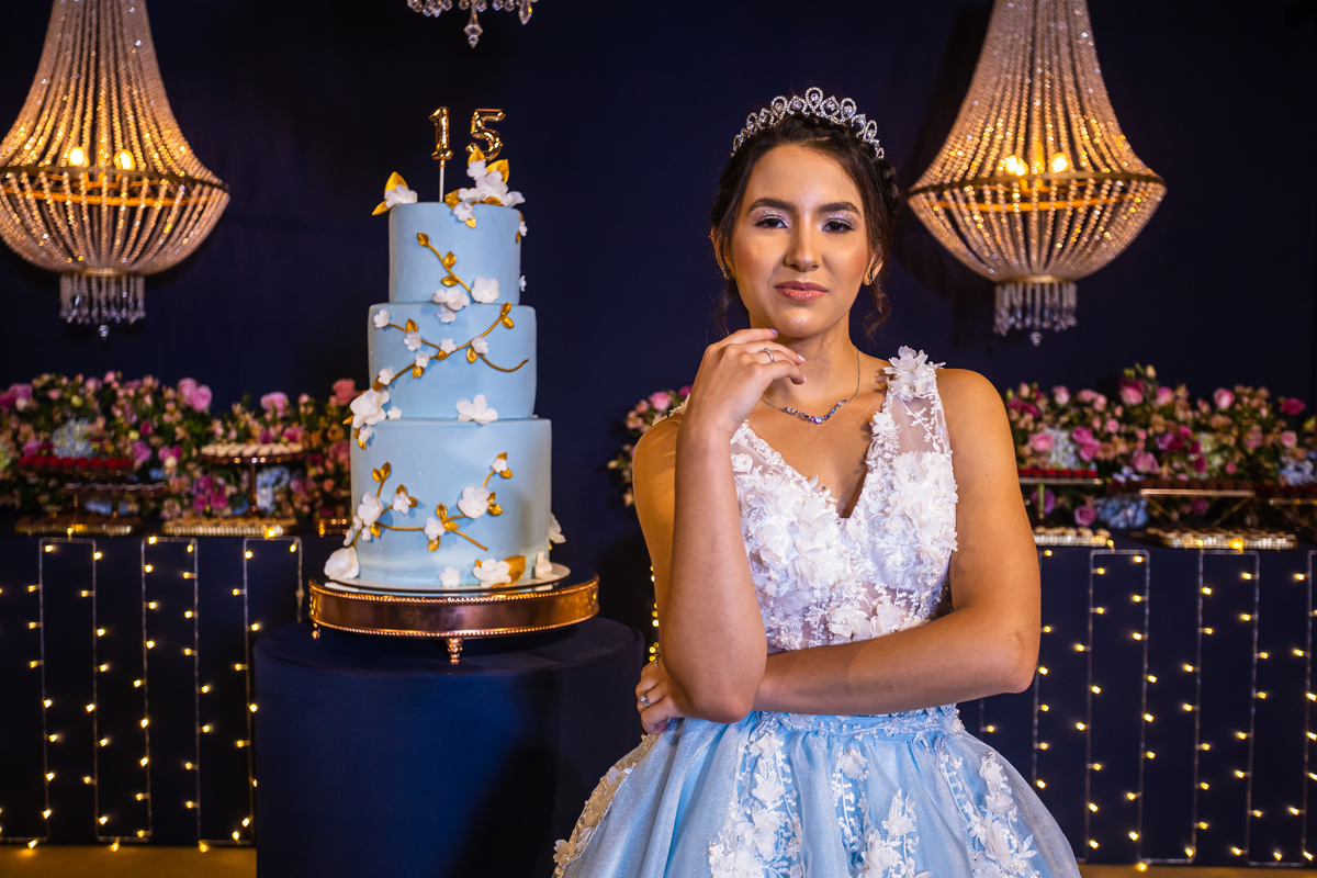 Ensaio de 15 anos com vestido azul e cenários incríveis em Guarapari. Festa inesquecível no cerimonial Country Eventos com pista de dança animada. Bolo de 15 anos como destaque na decoração.