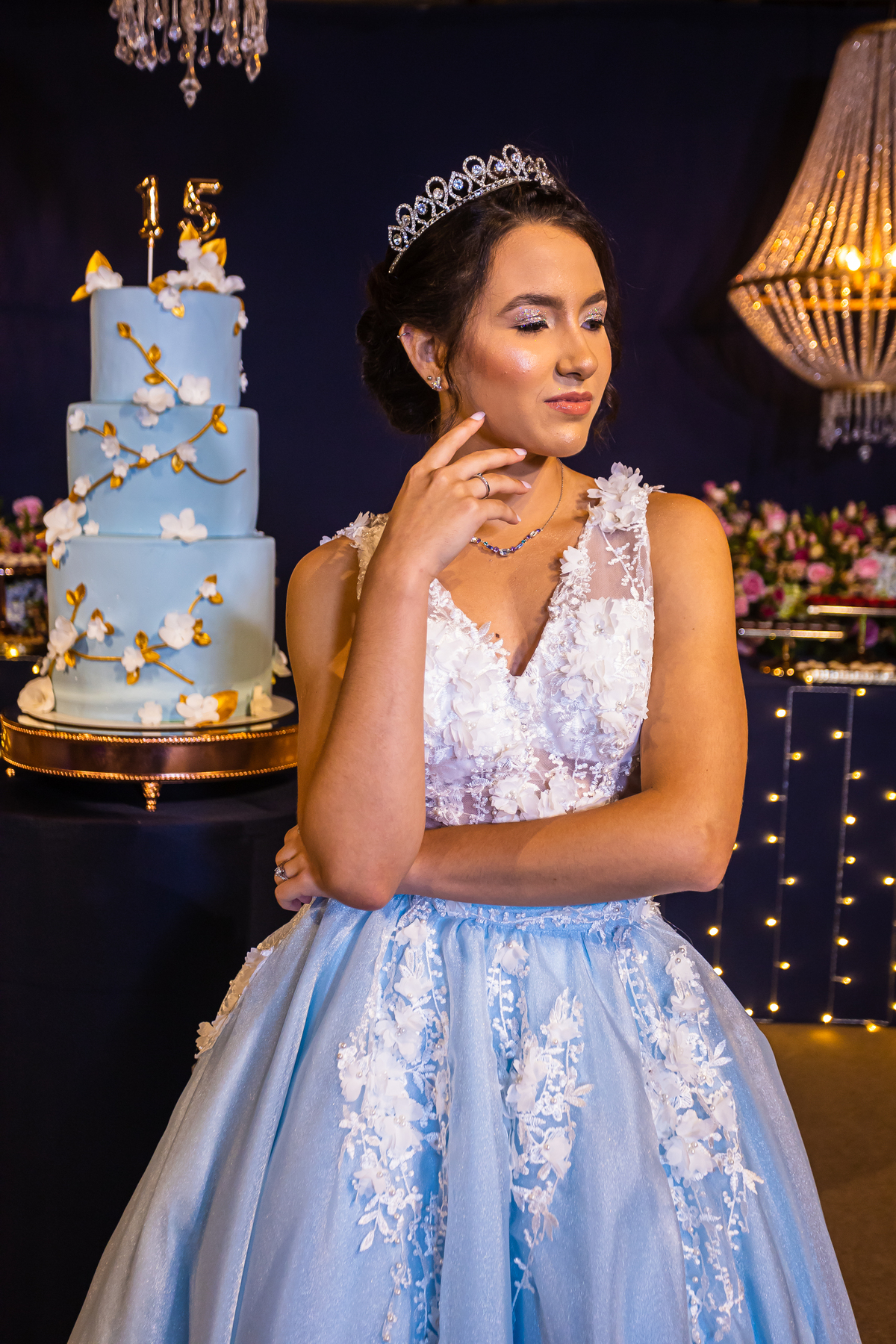 Vestido de 15 anos em um ensaio especial em Guarapari. Festa de 15 anos no cerimonial Country Eventos com um bolo azul deslumbrante. Pista de dança cheia de emoção e alegria.