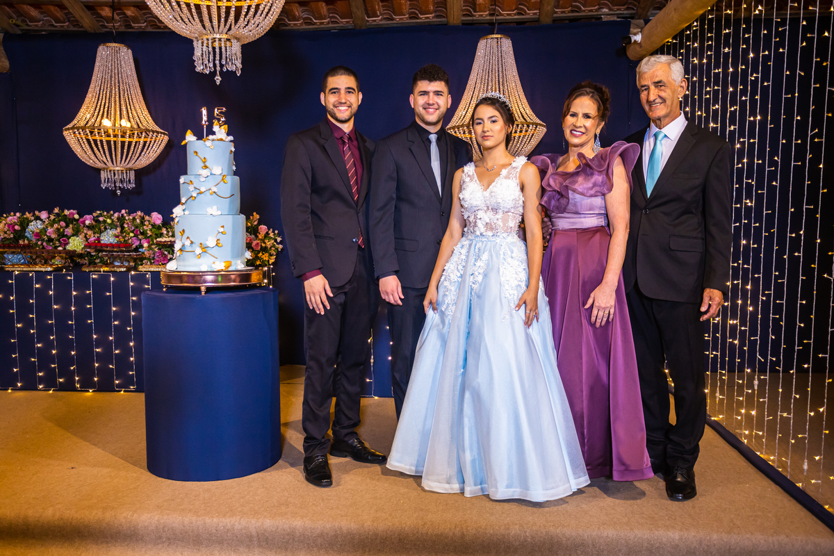 Vestido azul de debutante em destaque em uma festa no cerimonial Country Eventos. Fotografia de 15 anos em Guarapari com foco na pista de dança. Bolo de debutante que encanta a todos.