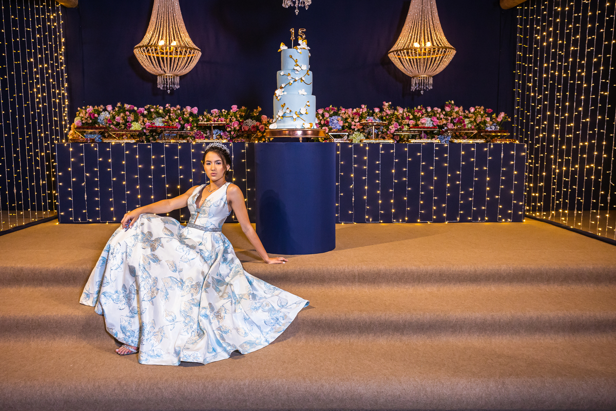 Vestido azul de debutante em destaque na fotografia de 15 anos em Guarapari. Pista de dança animada na festa no cerimonial Country Eventos. Bolo de 15 anos como um dos grandes atrativos.