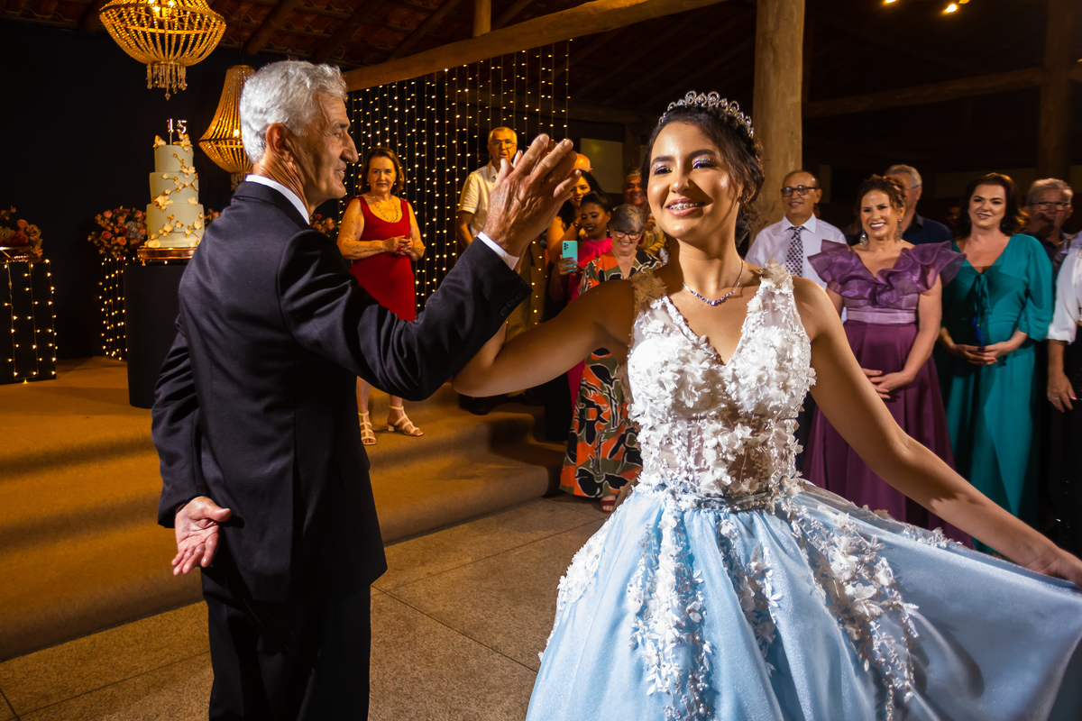 Festa de debutante no cerimonial Country Eventos com pista de dança inesquecível. Fotografia de 15 anos em Guarapari capturando o vestido azul. Bolo de debutante azul em perfeita harmonia com a decoração.