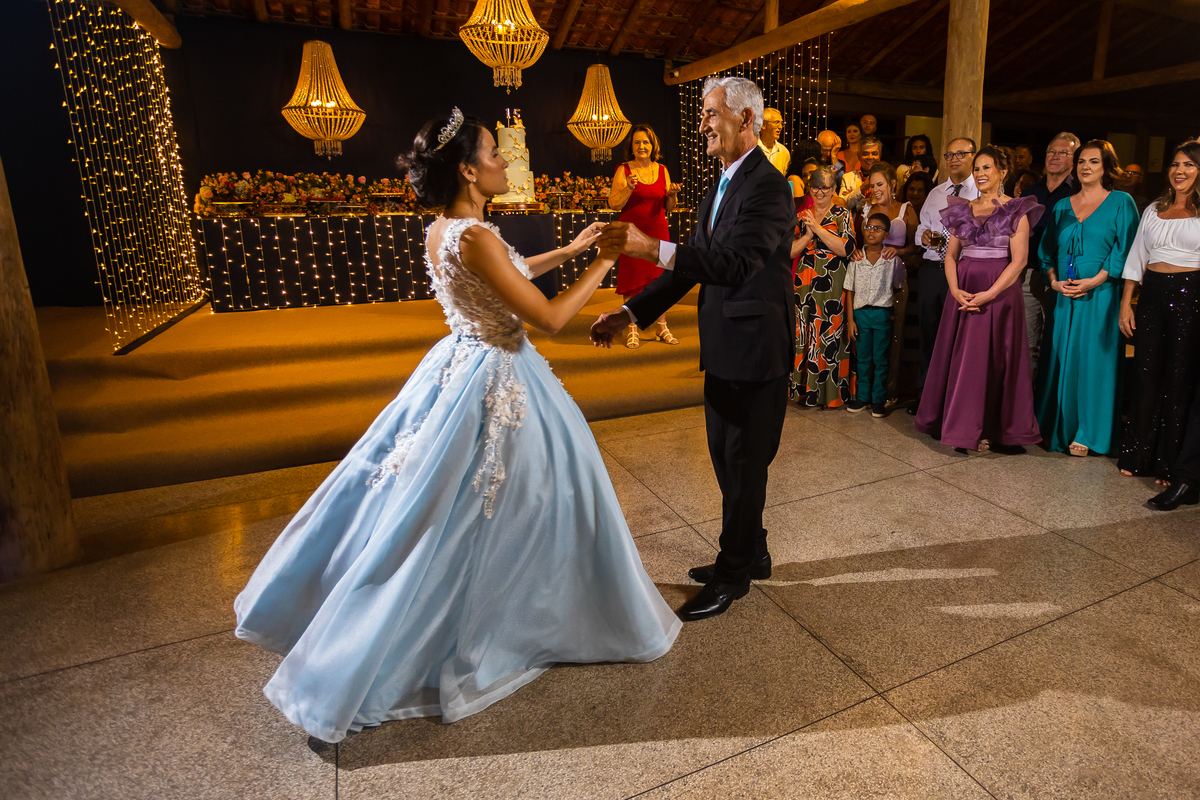 Vestido de 15 anos em um ensaio especial em Guarapari. Festa no cerimonial Country Eventos com uma pista de dança incrível. Bolo azul como grande destaque na festa de debutante.