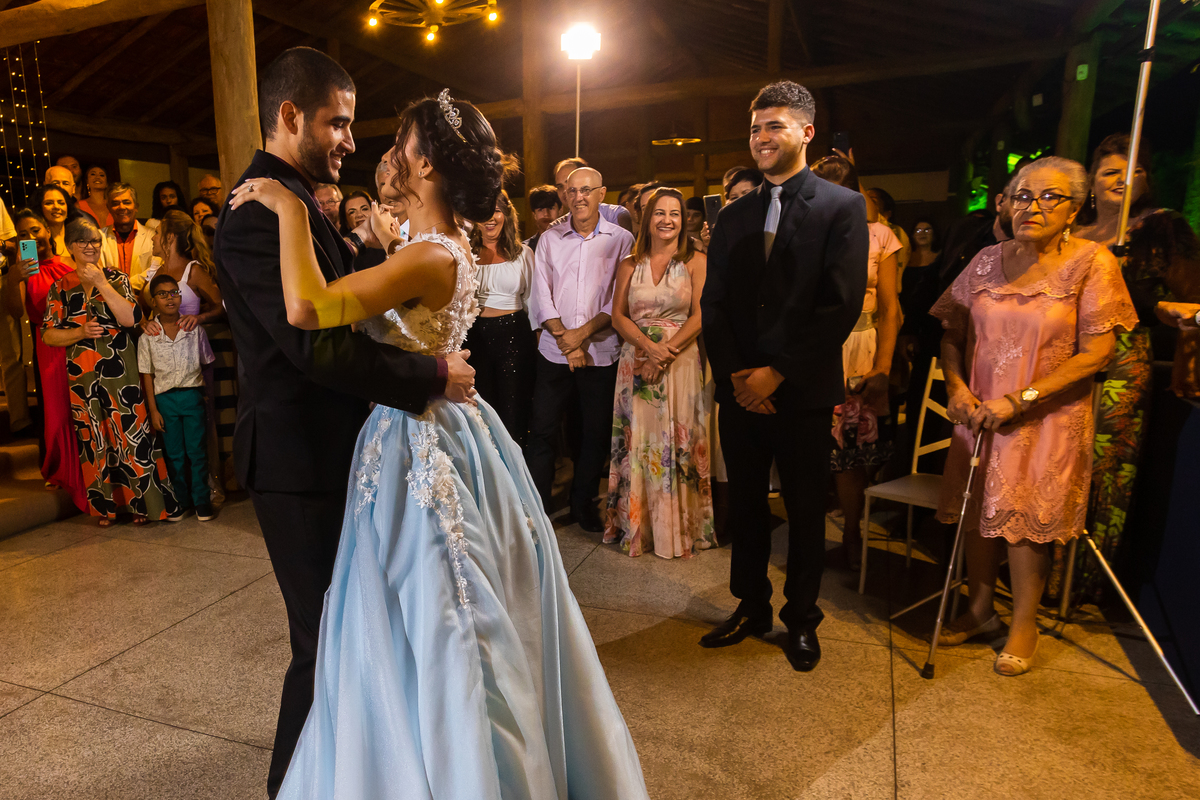 Festa de 15 anos inesquecível no cerimonial Country Eventos com pista de dança e bolo azul. Fotografia de 15 anos em Guarapari que eterniza o vestido azul de debutante. Momentos mágicos e emocionantes.