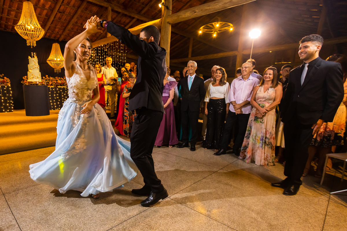 15 anos com muita elegância. Festa no cerimonial Country Eventos com pista de dança animada. Bolo de debutante azul que surpreende na decoração.