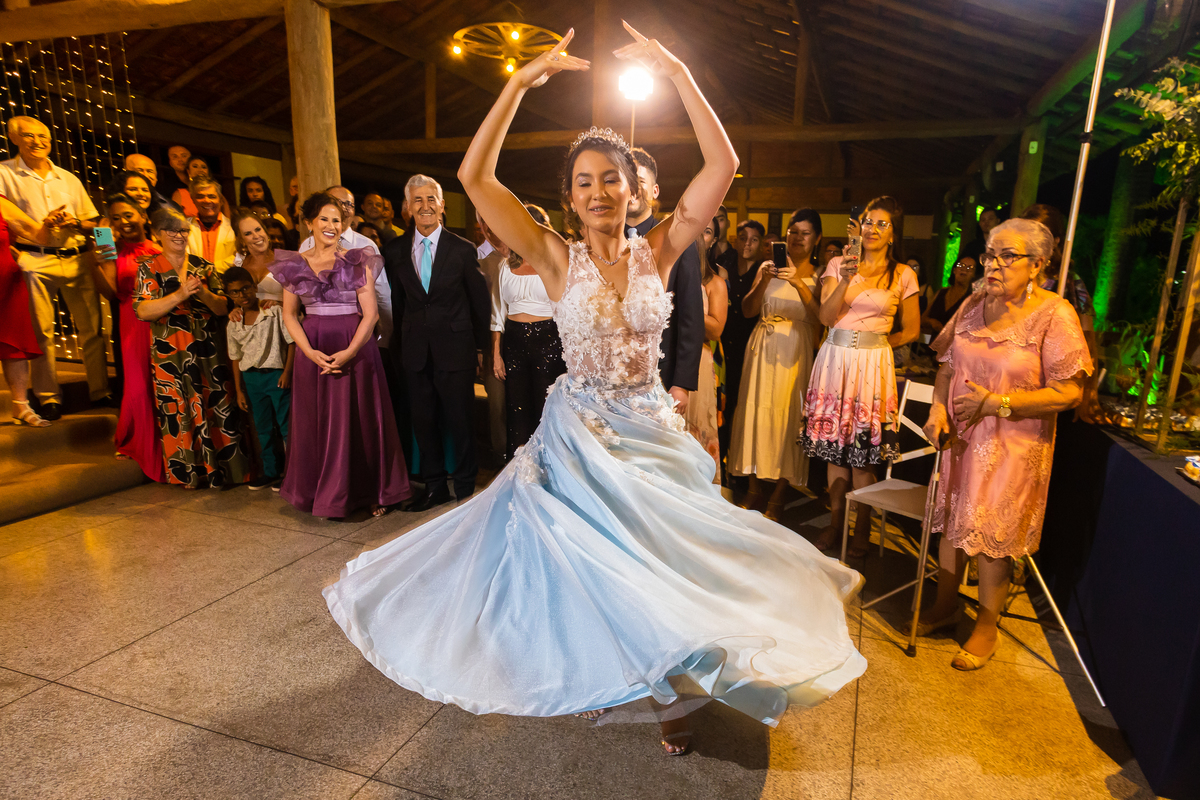 Festa de 15 anos deslumbrante no cerimonial Country Eventos. Vestido de 15 anos e bolo azul em perfeita harmonia. Fotografia de 15 anos em Guarapari cheia de estilo e sofisticação.