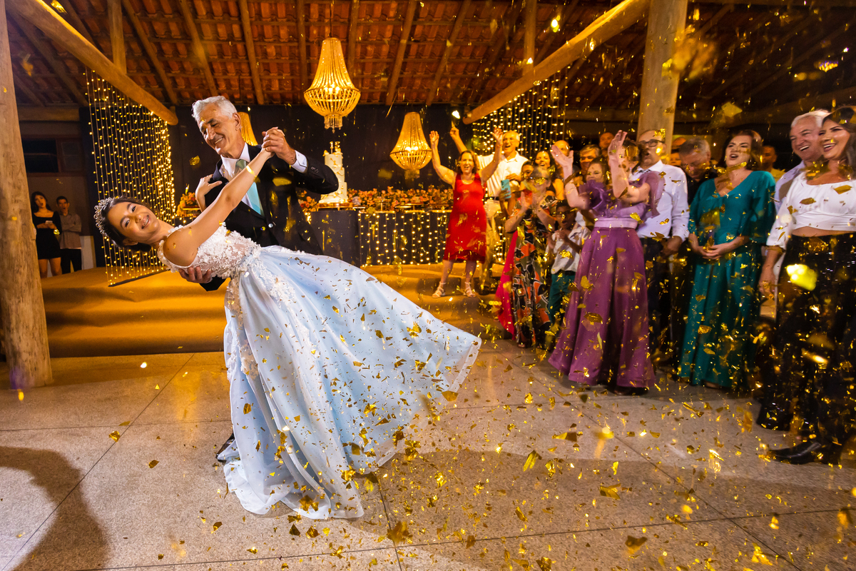 Festa de 15 anos no cerimonial Country Eventos com uma decoração impecável. Fotografia de 15 anos em Guarapari capturando a magia do vestido azul. Bolo de 15 anos que encanta a todos.