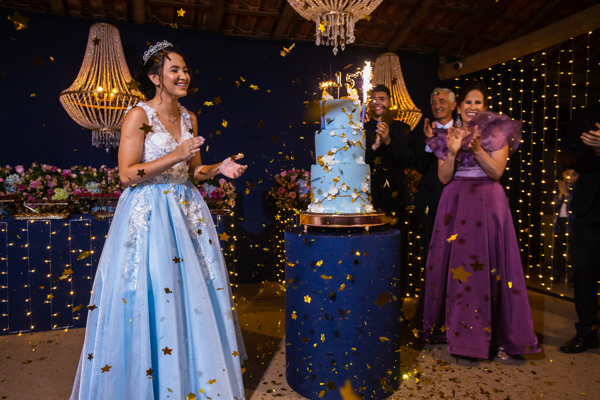 Bolo azul de debutante em uma festa cheia de estilo no cerimonial Country Eventos. Fotografia de 15 anos em Guarapari com vestidos que brilham. Pista de dança inesquecível para celebrar a debutante.