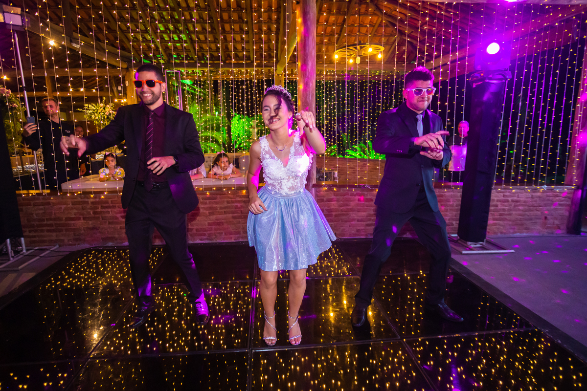 Fotografia de 15 anos em Guarapari com momentos únicos na pista de dança. Vestido azul de debutante que destaca a elegância. Festa de 15 anos no cerimonial Country Eventos com bolo temático.