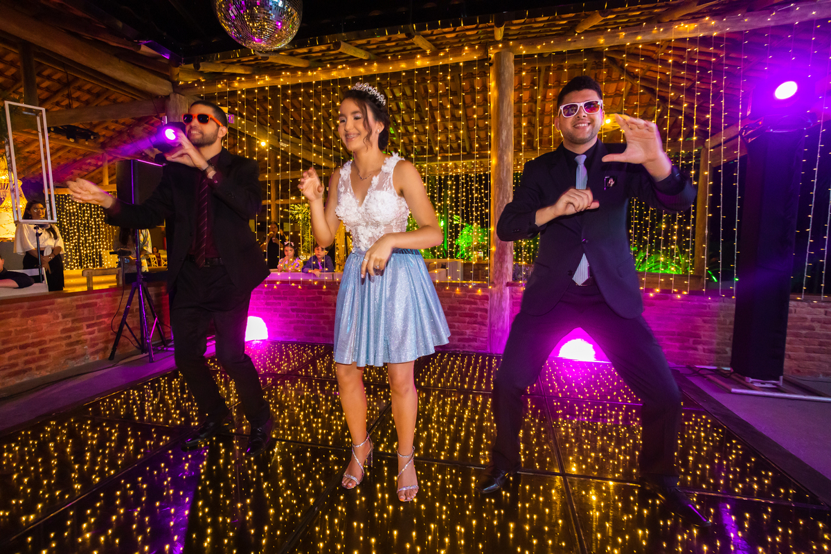 Ensaio fotográfico de 15 anos em Guarapari com vestido de debutante. Festa inesquecível com bolo azul no cerimonial Country Eventos. Pista de dança que traduz alegria e diversão.
