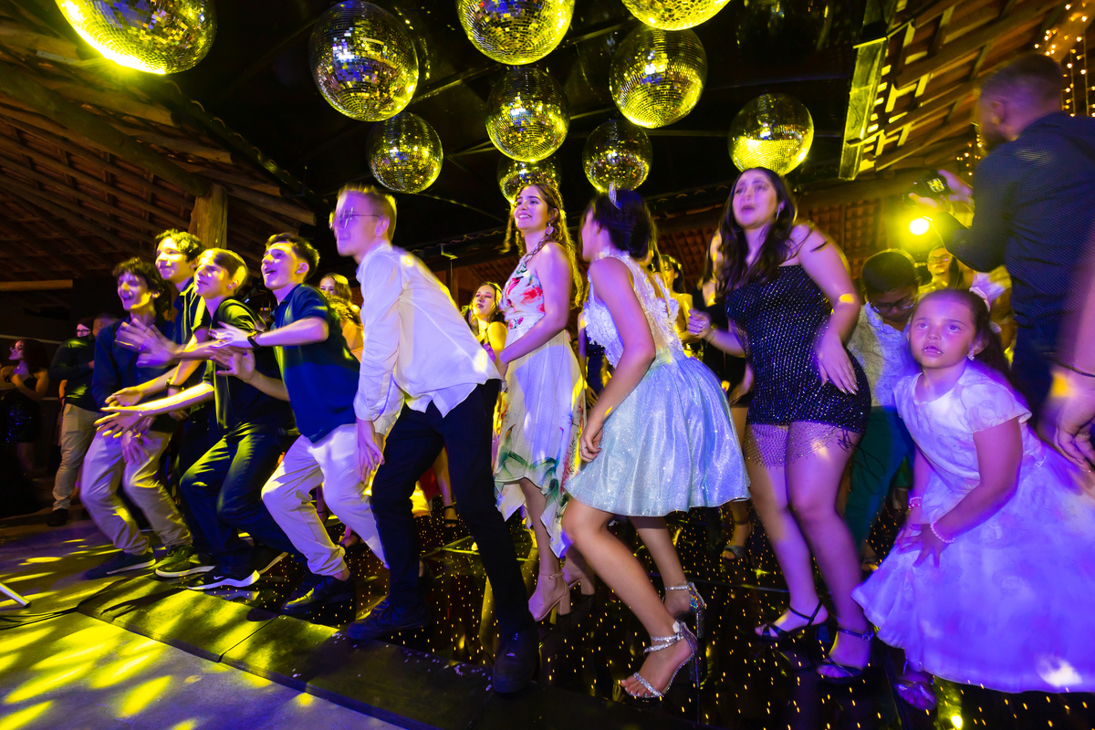 Festa de 15 anos no cerimonial Country Eventos com uma pista de dança incrível. Fotografia de debutante em Guarapari que valoriza o vestido azul. Bolo de debutante azul que complementa a decoração.