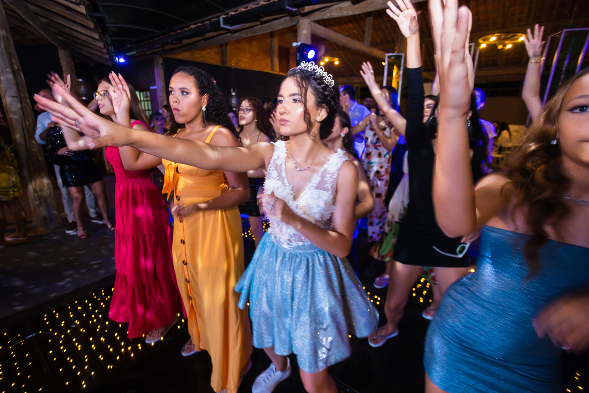 Fotografia de debutante em Guarapari que destaca a beleza do vestido azul. Festa de 15 anos no cerimonial Country Eventos com uma pista de dança incrível. Bolo azul em harmonia com a decoração.