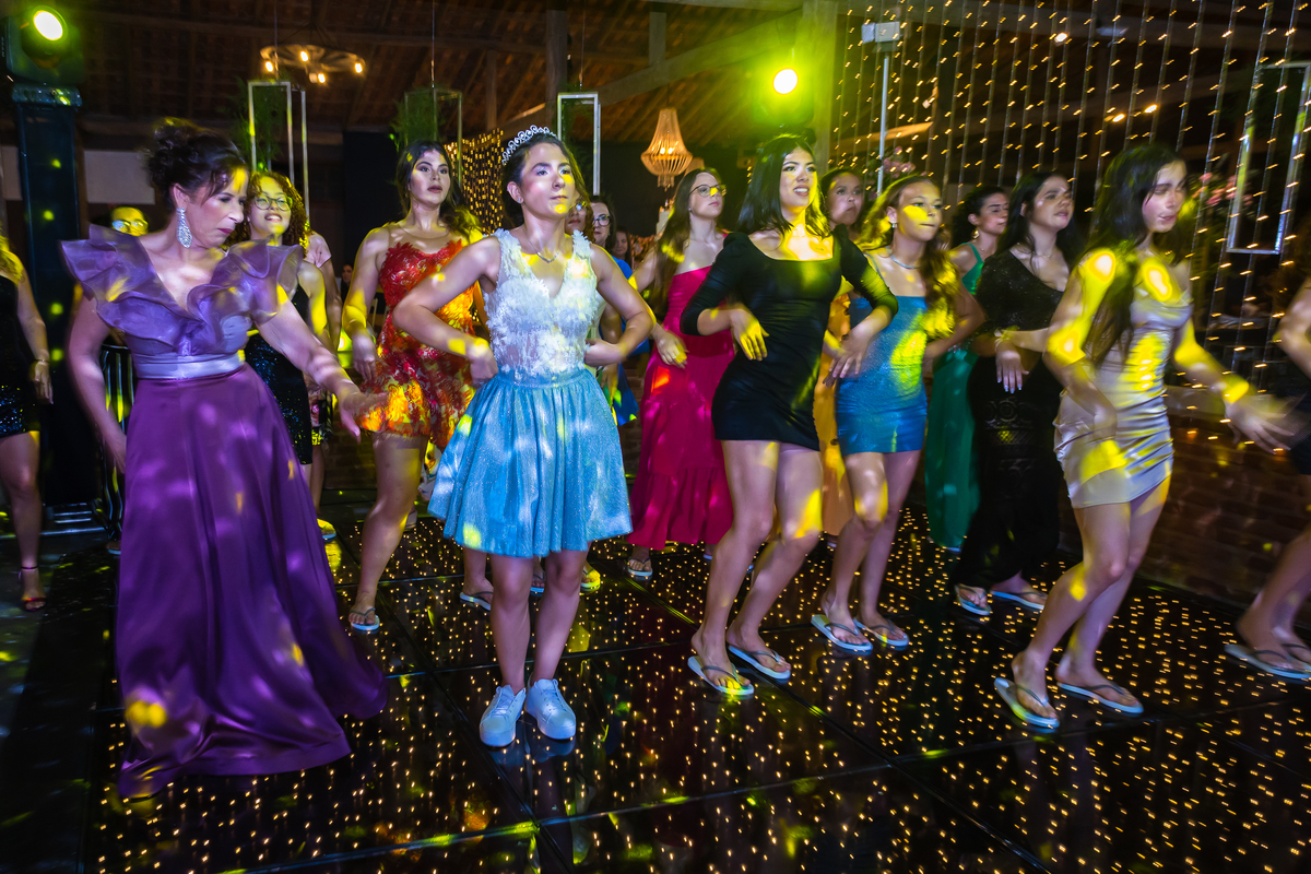 Ensaio fotográfico de 15 anos em Guarapari que destaca a beleza do vestido azul. Festa de debutante no cerimonial Country Eventos com bolo azul incrível. Pista de dança cheia de energia.