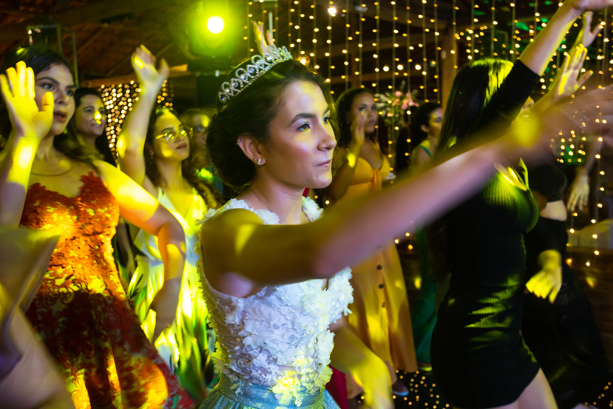 Vestido azul de debutante em destaque no cerimonial Country Eventos. Fotografia de 15 anos em Guarapari com foco na pista de dança. Bolo azul de debutante como elemento especial da festa.