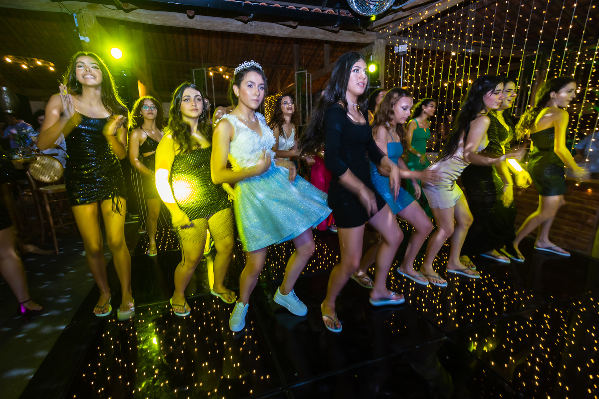 Festa de debutante no cerimonial Country Eventos com pista de dança e bolo azul. Fotografia de 15 anos em Guarapari que eterniza a magia do vestido azul. Decoração impecável para uma festa única.