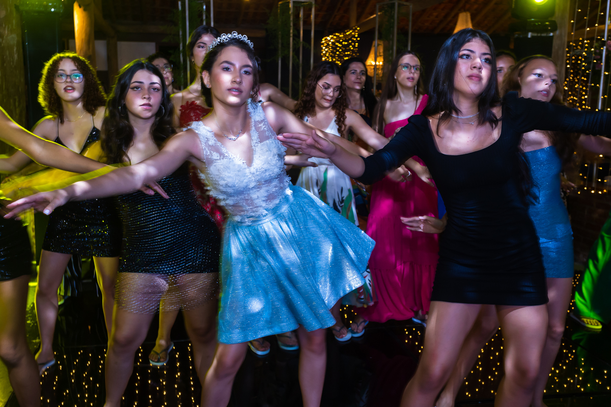 Ensaio de 15 anos com vestido azul em Guarapari. Bolo de 15 anos em destaque no cerimonial Country Eventos. Fotografia que captura a emoção da pista de dança.
