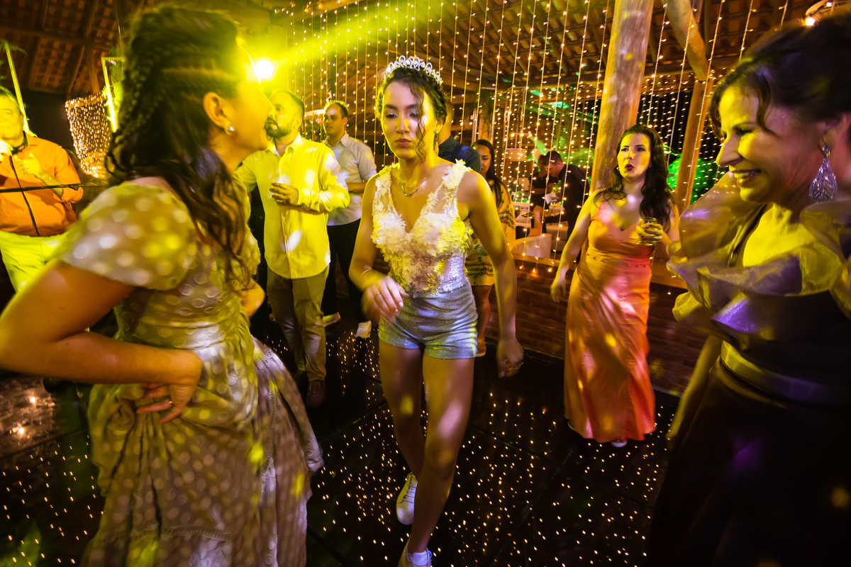 Fotografia de 15 anos em Guarapari com foco na pista de dança. Festa de 15 anos inesquecível no cerimonial Country Eventos. Vestido azul de 15 anos que encanta e brilha.