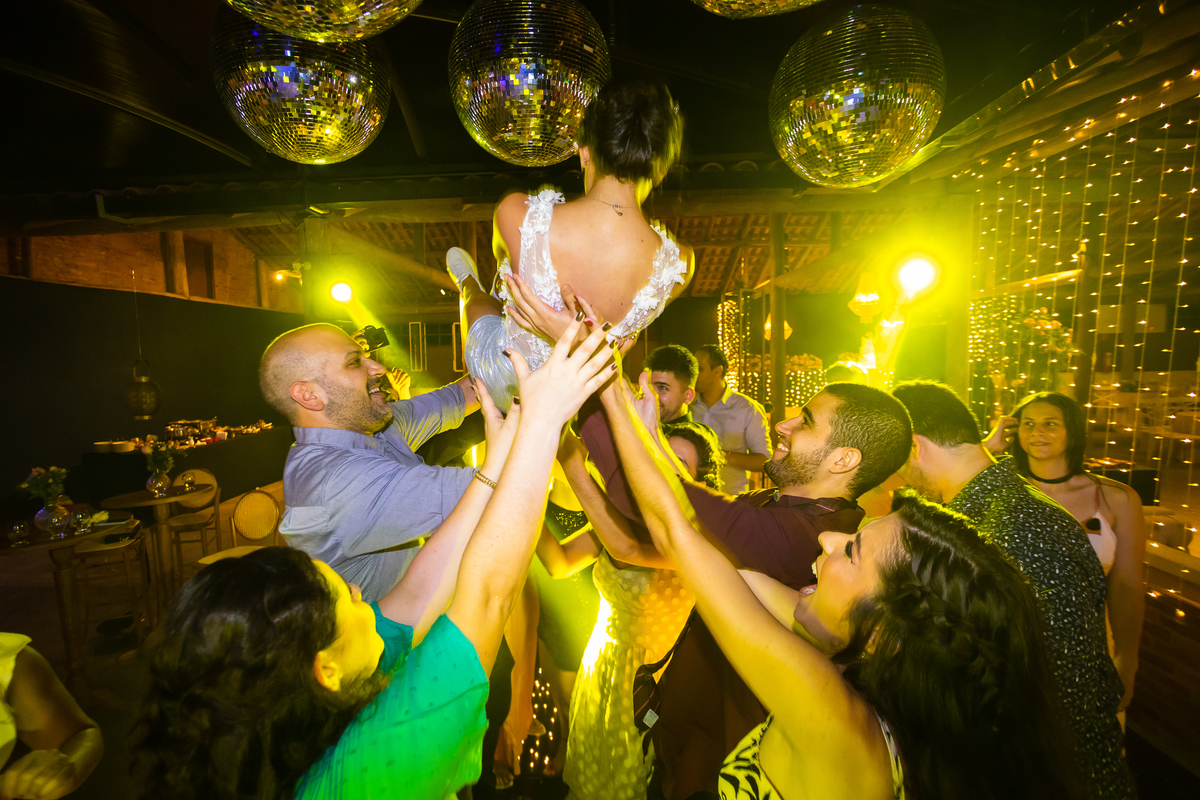 Fotografia de 15 anos em Guarapari que celebra a beleza do vestido azul. Festa de debutante no cerimonial Country Eventos com pista de dança cheia de emoção. Bolo azul de debutante com design elegante.