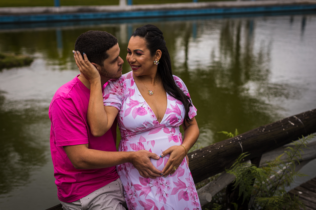 Fotografia de gestante em ambiente rústico com decoração campestre