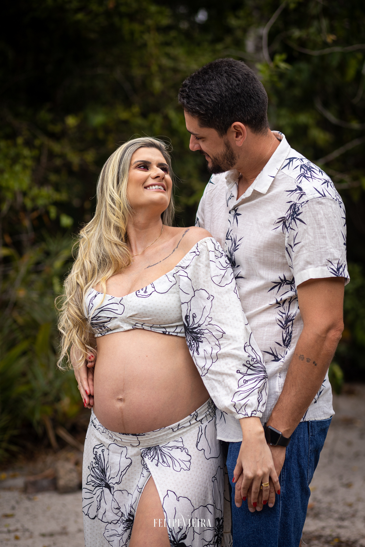 Ensaio de gestante em estúdio com iluminação suave. Fotografia de gestante com fundo neutro e luz natural.