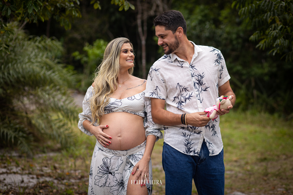 Ensaio de gestante no campo com luz natural e carinho. Sessão de fotos na praia com gestos de amor e cumplicidade. Book de gestante destacando sorrisos e a felicidade da maternidade.