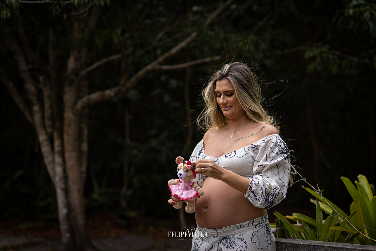 Sessão de fotos de grávida no campo com foco em alegria e serenidade. Ensaio na praia com gestante e família celebrando a chegada do bebê. Fotografias que capturam o carinho em momentos únicos.