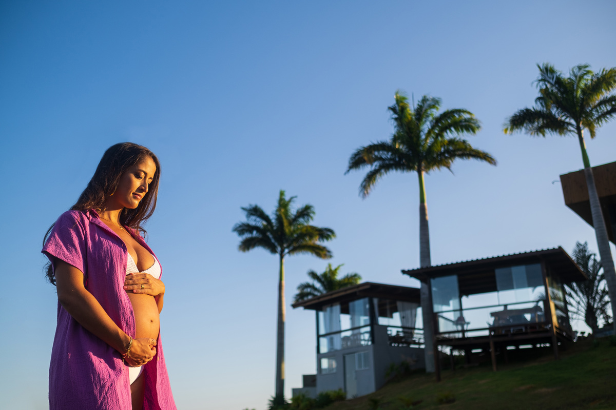 Book de gestante com tema praiano no litoral capixaba. Sessão de fotos de gravidez com detalhes do mar e céu limpo.