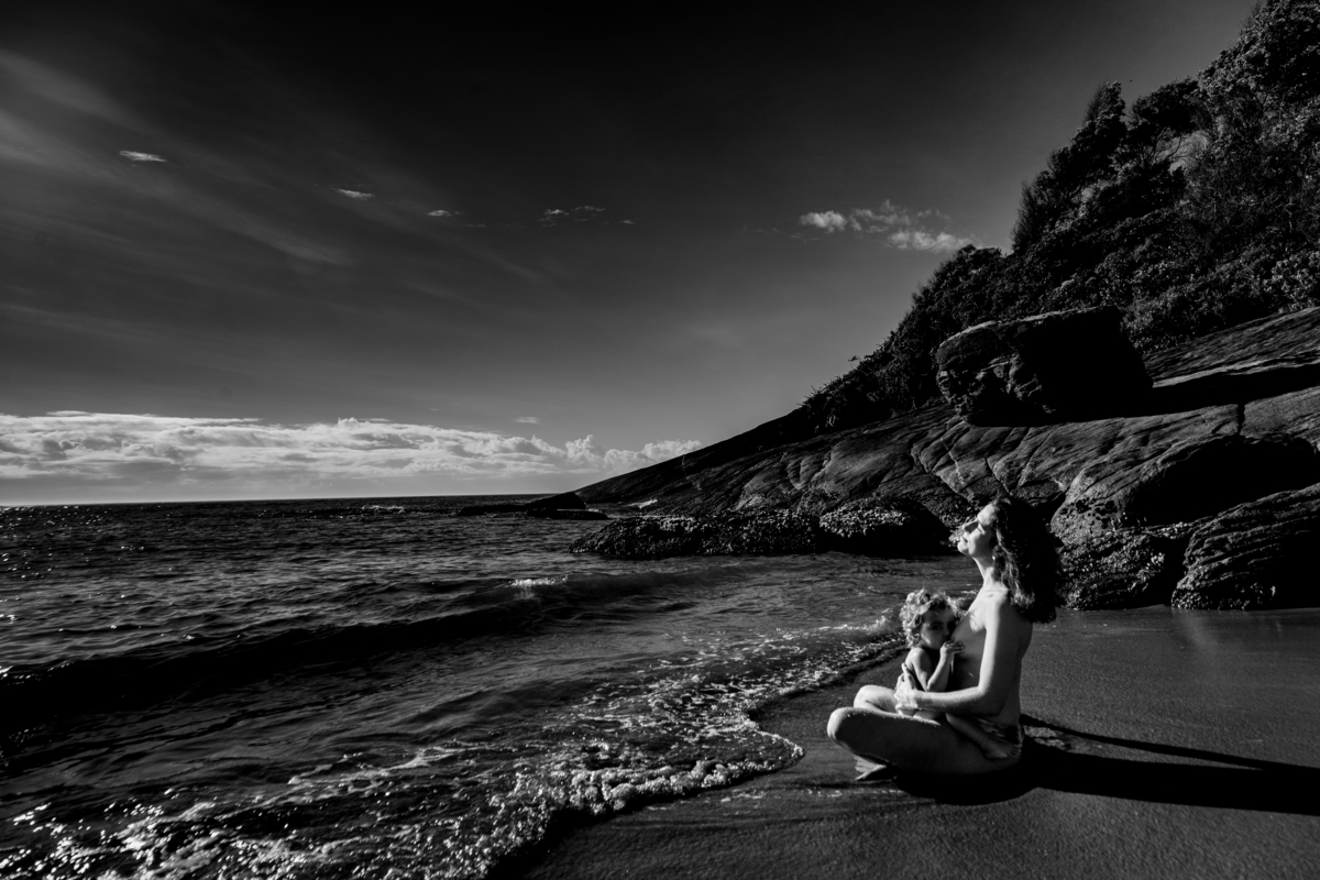 Mãe e filha em sintonia, registrando momentos de ternura e sorrisos. Ensaio de família com carinho e alegria em cada clique. Fotografias que refletem a conexão e o amor familiar.
