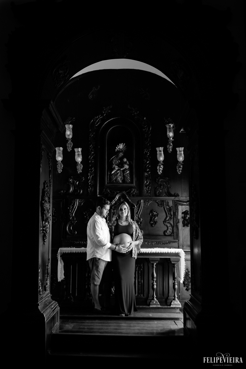 foto do casal em preto e branco com o marido colocando suas mãos sobre a barriga da esposa foto feita por felipe vieira fotógrafo de gestantes