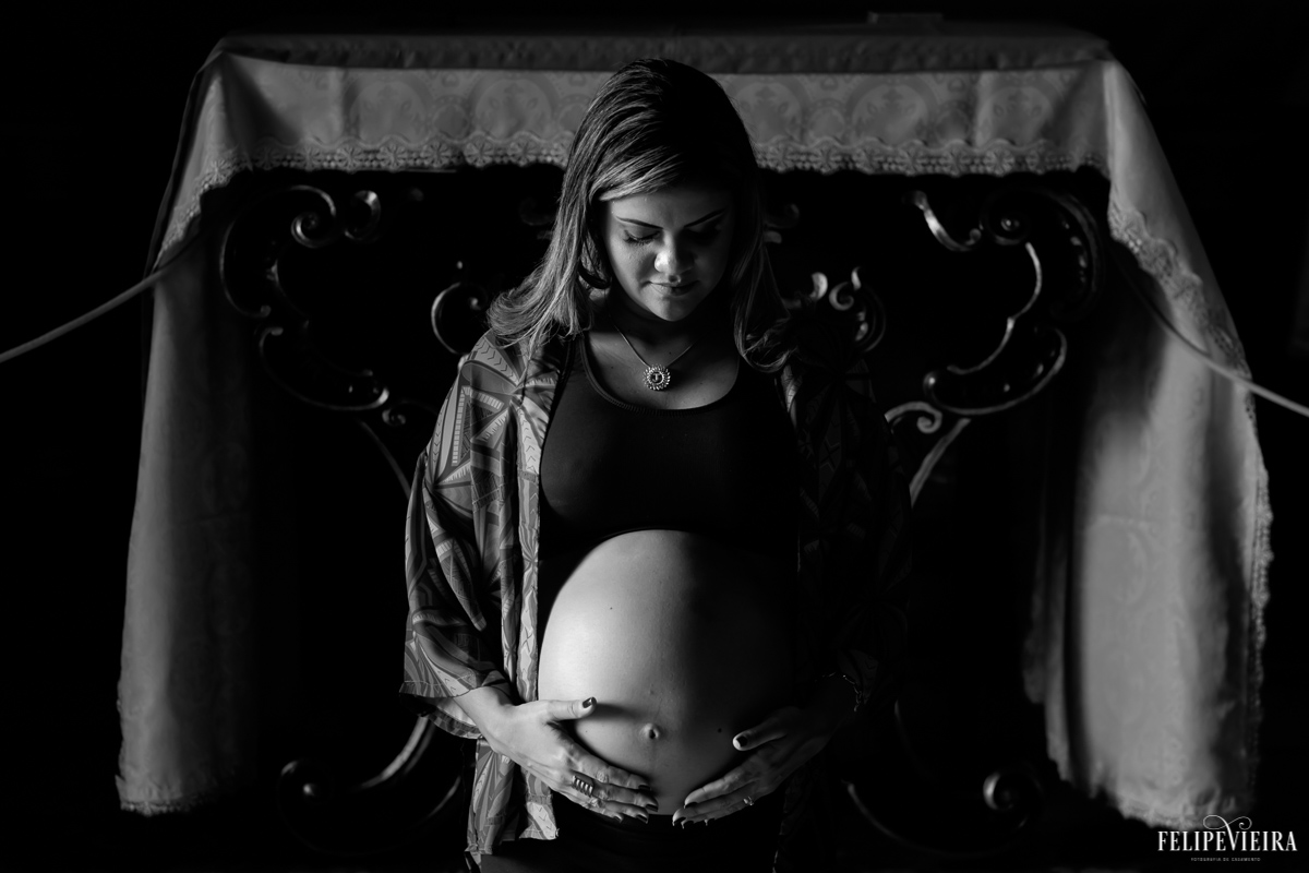 luz e sombras sobre a gestante juliana no convento da penha foto feita por felipe vieira fotógrafo de gestantes