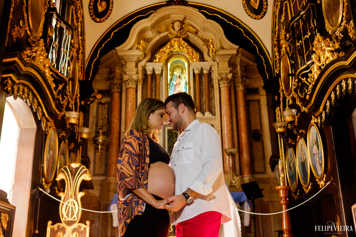 casal dentro do convento da penha em vitória de cabeças encostadas com afeto foto feita por felipe vieira fotógrafo de gestantes