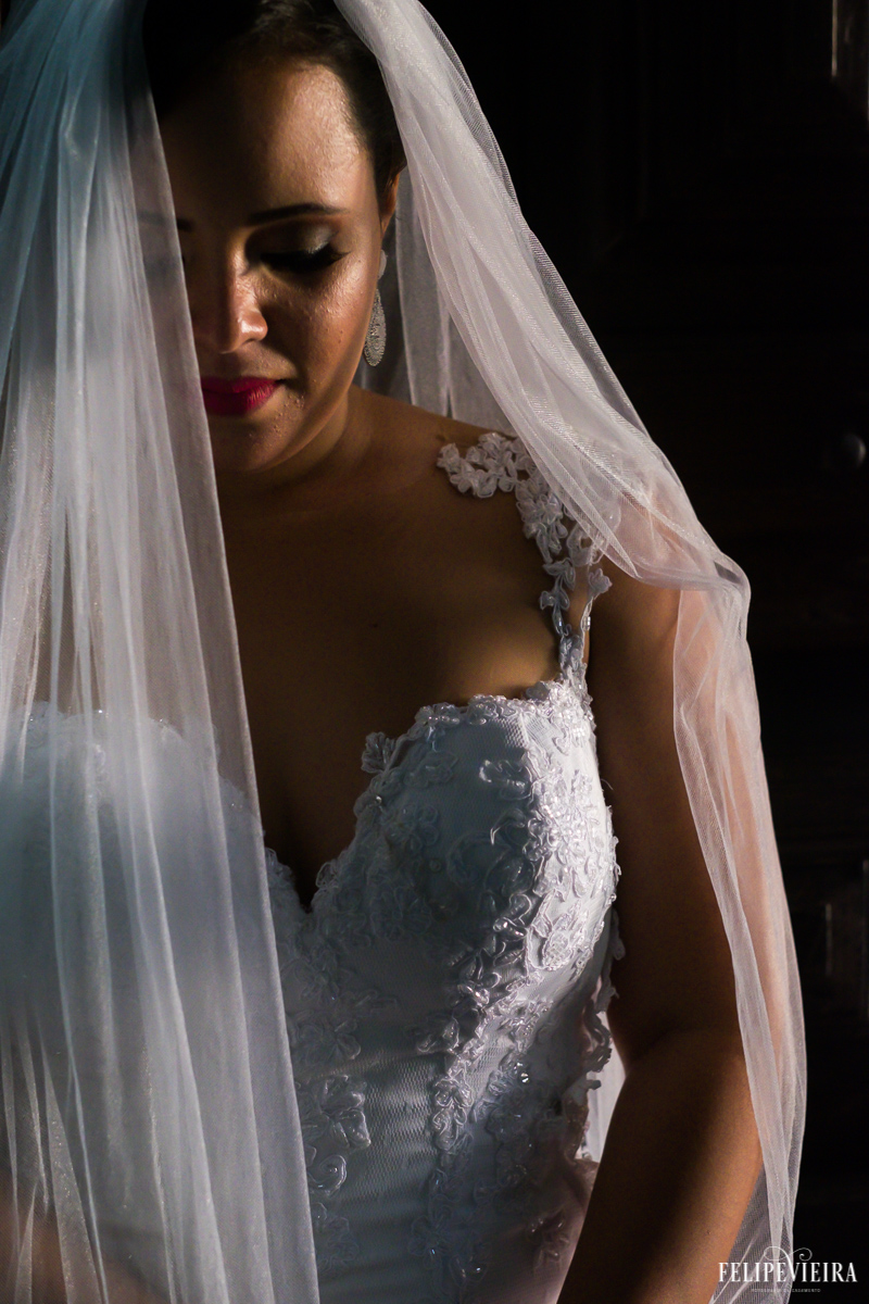 noiva com o véu sobre o rosto e com detalhes da maquiagem foto feita por felipe vieira fotógrafo de casamentos no convento da penha