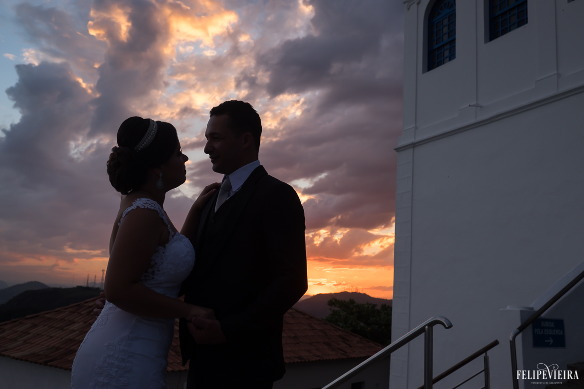 noivos se olhando com o céu escurecendo ao fundo foto feita por felipe vieira fotógrafo de casamentos no convento da penha