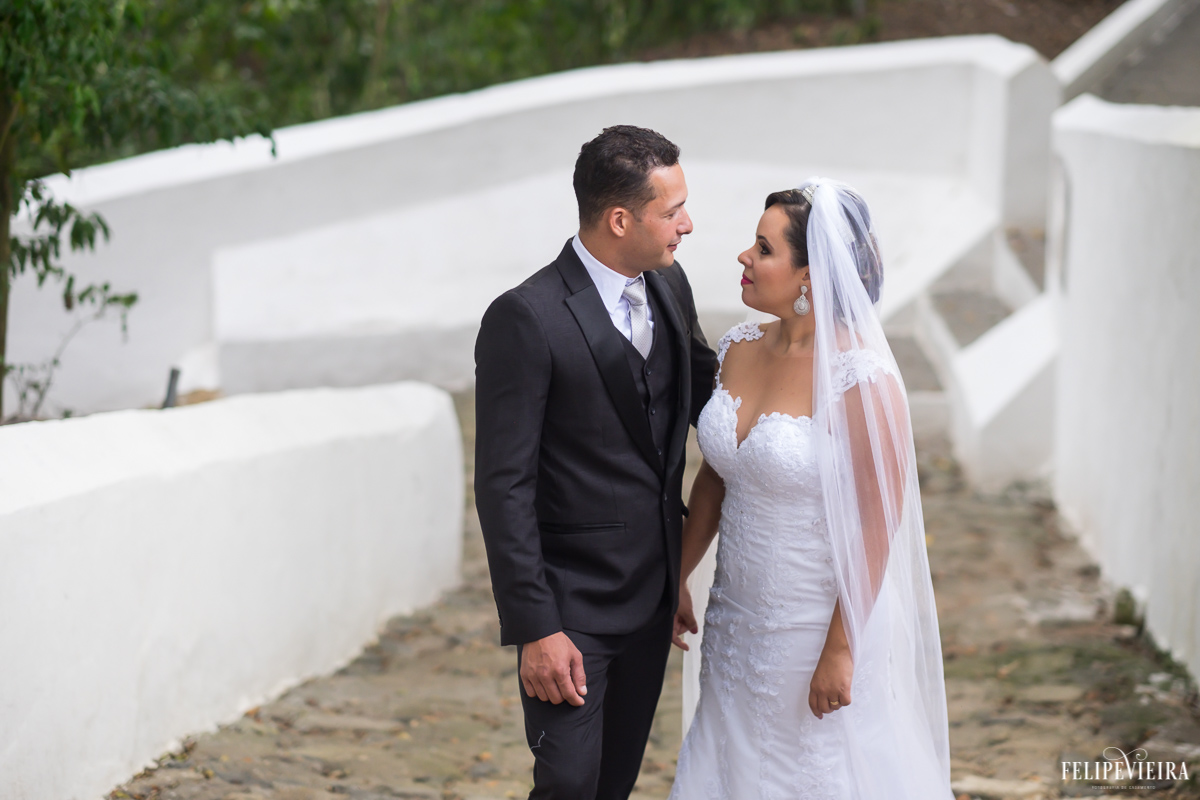 noivos se olhando de mão dadas em rampa no convento foto feita por felipe vieira fotógrafo de casamentos no convento da penha