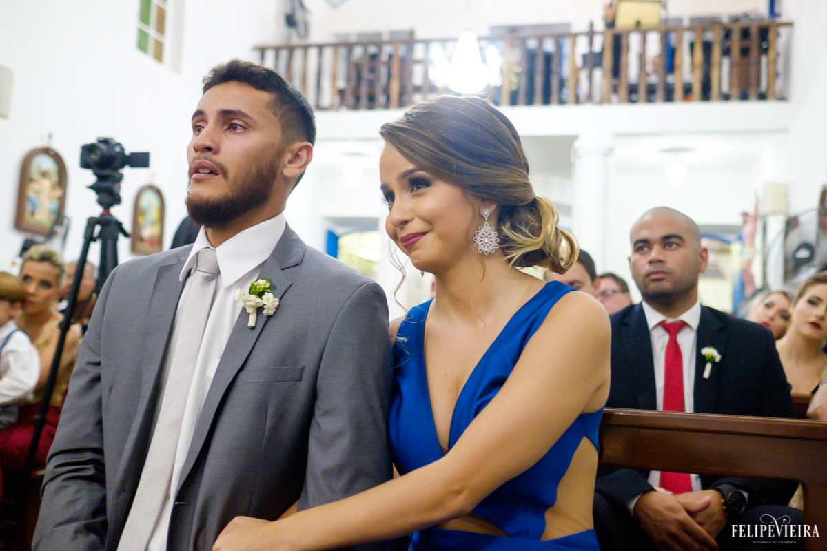 irmão da noiva emocionado com o casamento durante a cerimônia em foto feita por felipe vieira fotografo de casamentos em guarapari