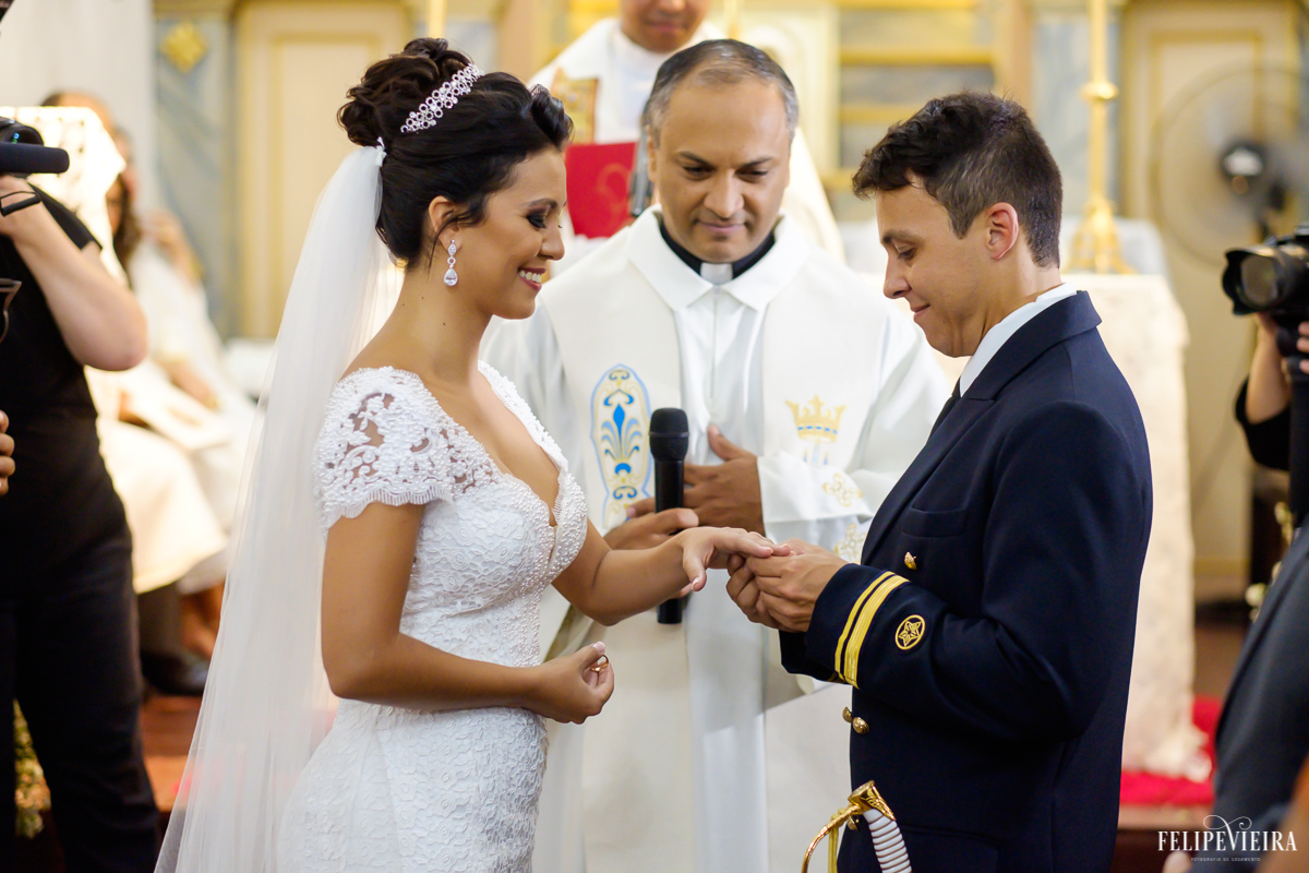 noivo colocando a aliança e sua amada em foto feita por felipe vieira fotografo de casamentos em guarapari