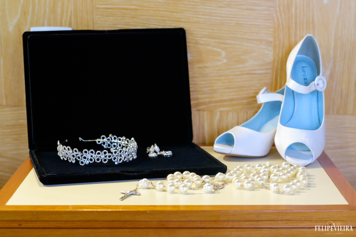 detalhe de jóias e sapato da noiva branco com azul em foto feita por felipe vieira fotografo de casamentos em guarapari