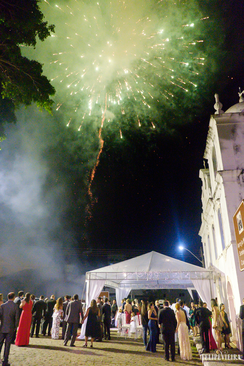Fogos soltados diante da alegria do matrimônio em frente a igrejinha velha em guarapari em foto feita por felipe vieira fotografo de casamentos em guarapari