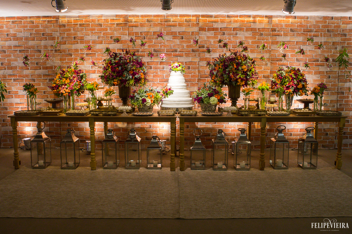 mesa do bolo na recepção do casamento no hotel porto do sol em guarapari em foto feita por felipe vieira fotografo de casamentos em guarapari