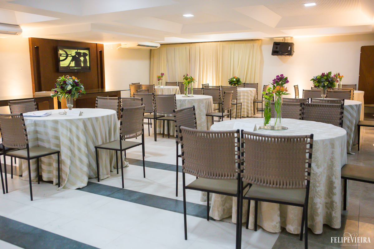 mesas arrumadas para os convidados na recepção do casamento em foto feita por felipe vieira fotografo de casamentos em guarapari